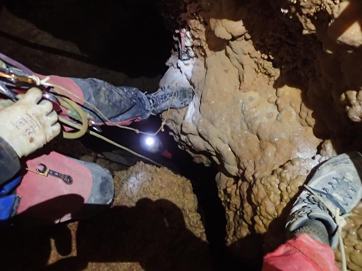 Escalade en artificiel dans le puits de 50m st Victoire