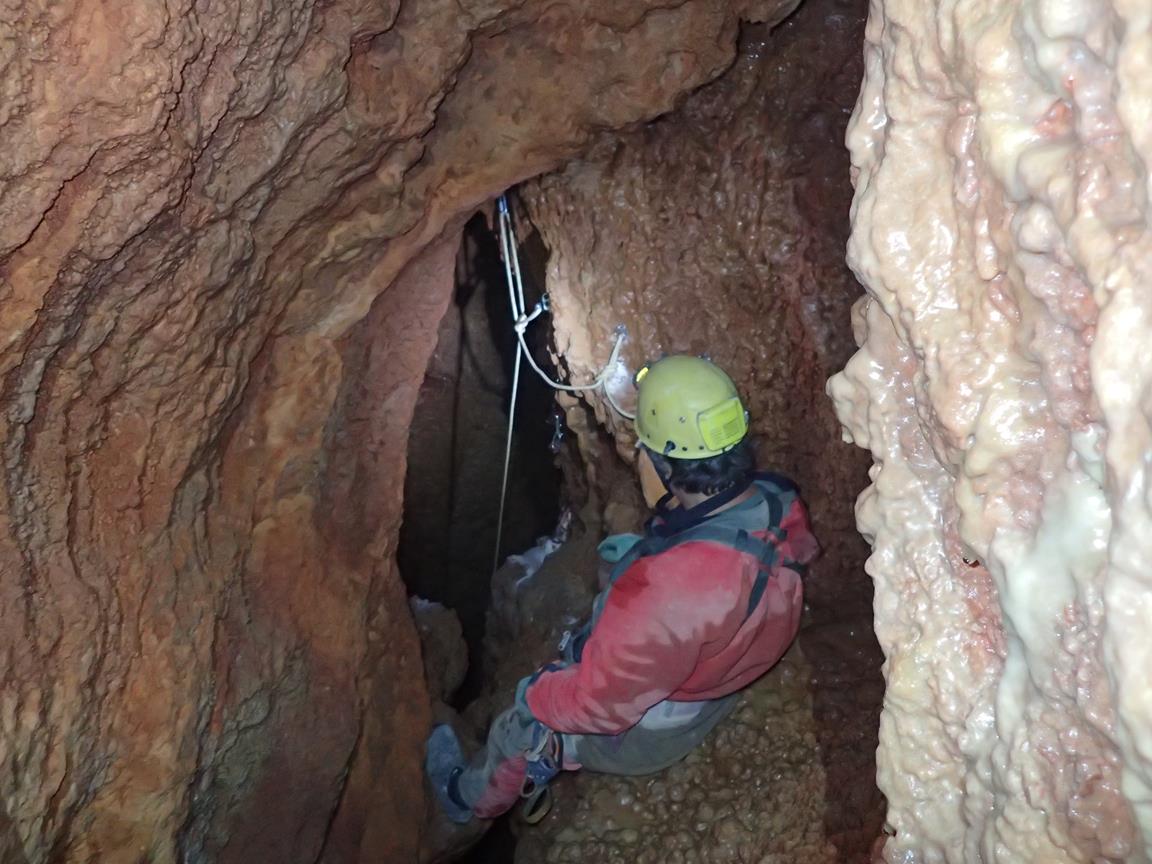 Escalade en artificiel dans le puits de 50m st Victoire