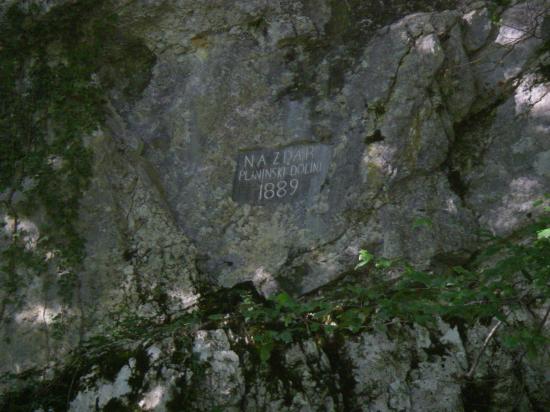 plaque dans la falaise