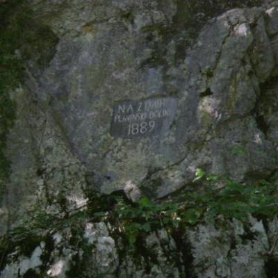 plaque dans la falaise